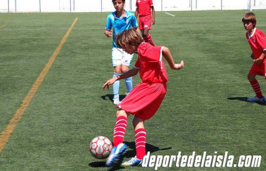 Bryan Gil, con el Sevilla FC alevín en mayo de 2013 en San Fernando.