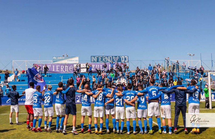 Los jugadores del Linares festejan el ascenso con sus aficionados.