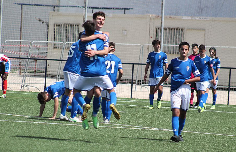 Los jugadores azulinos celebran el pase a la fase de ascenso.