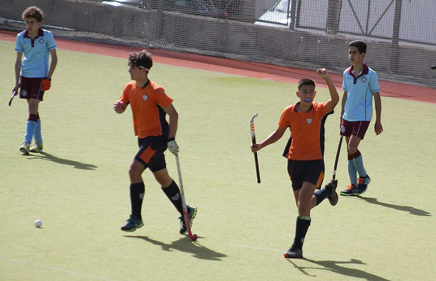 Carlos Ramírez (d) celebra el gol del CH San Fernando ante el Hocquet que supuso la clasificación para el Campeonato de España.