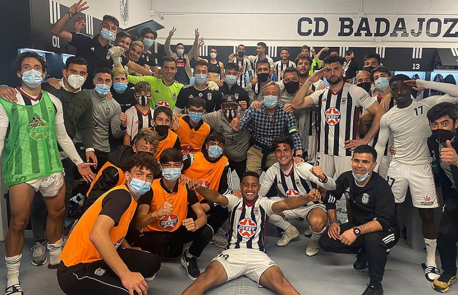 El Badajoz, con el ex-azulino Pablo Vázquez saludando militarmente, festejó por todo lo alto el pase al play off final por el ascenso.