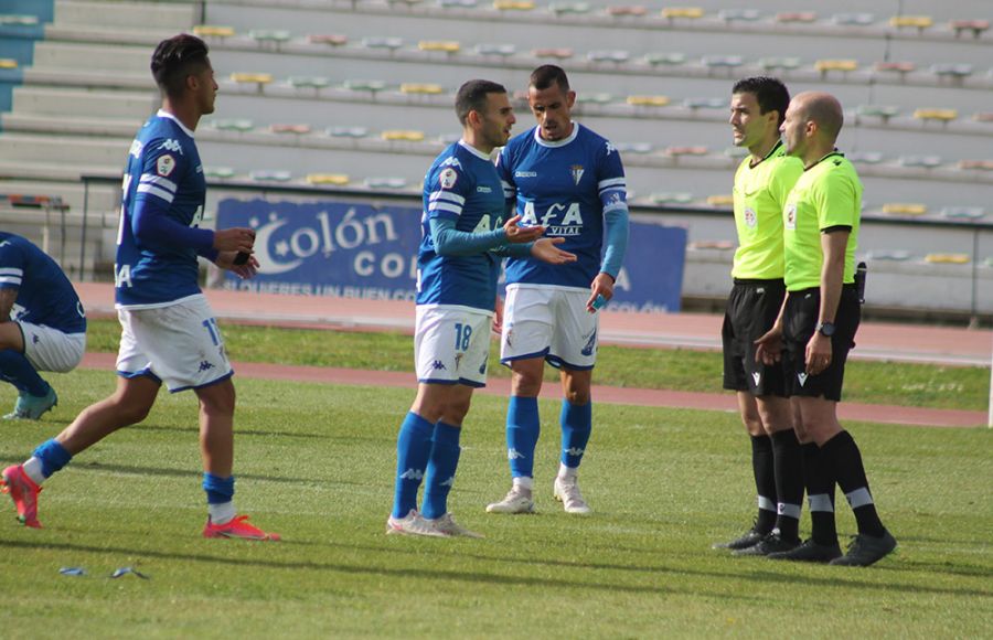 Pepe Bernal, que en la foto le reclama falta al árbitro en el gol del Linares, puede volver al once azulino. 