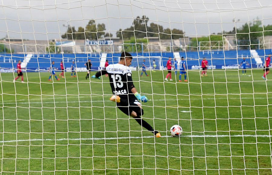 Matías Ramos saca de portería durante el partido en Linares. 