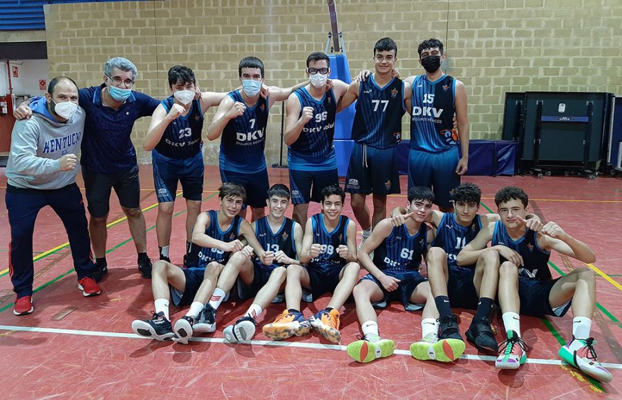 El Cimbis cadete celebra el triunfo conseguido en Cádiz. 