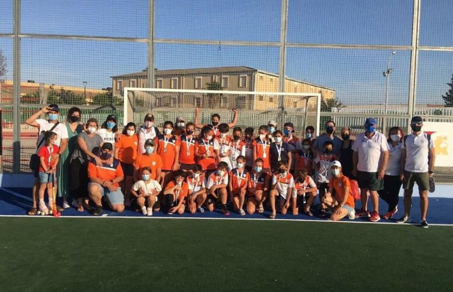 Los jugadores y técnicos de los dos equipos alevines del CH San Fernando.