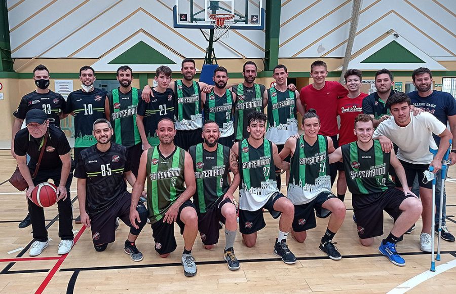 El CB San Fernando senior provincial junto a sus entrenadores y el delegado. 