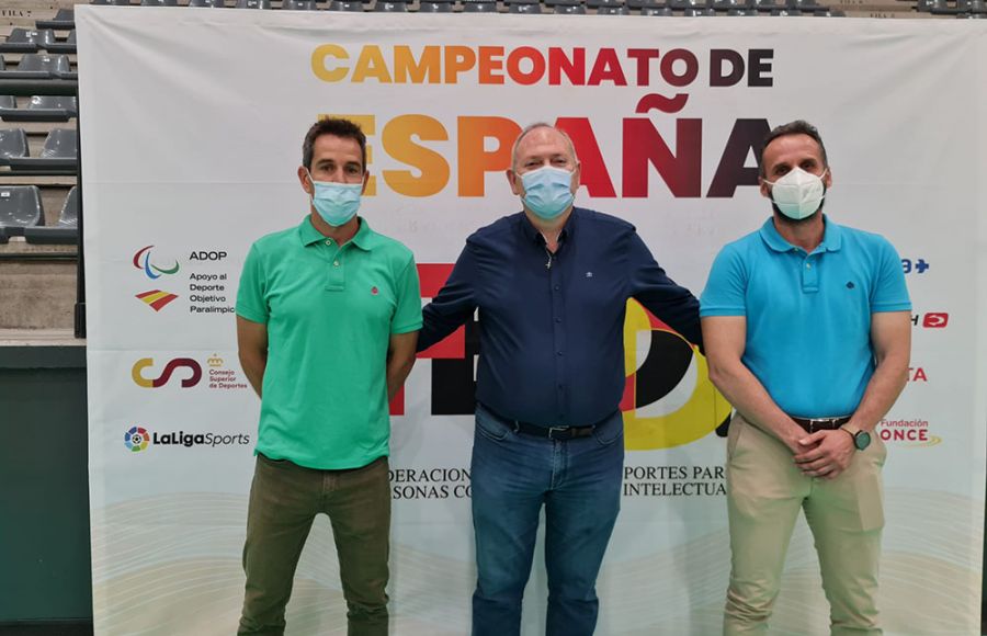 Antonio Rojas y Francis Posada con el presidente de FEDDI. 