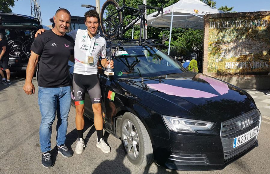 Fernando Rodríguez, junto a su director de equipo, el chiclanero José Manuel Moreno Periñán, que fue campeón olímpico en los Juegos de Barcelona 92