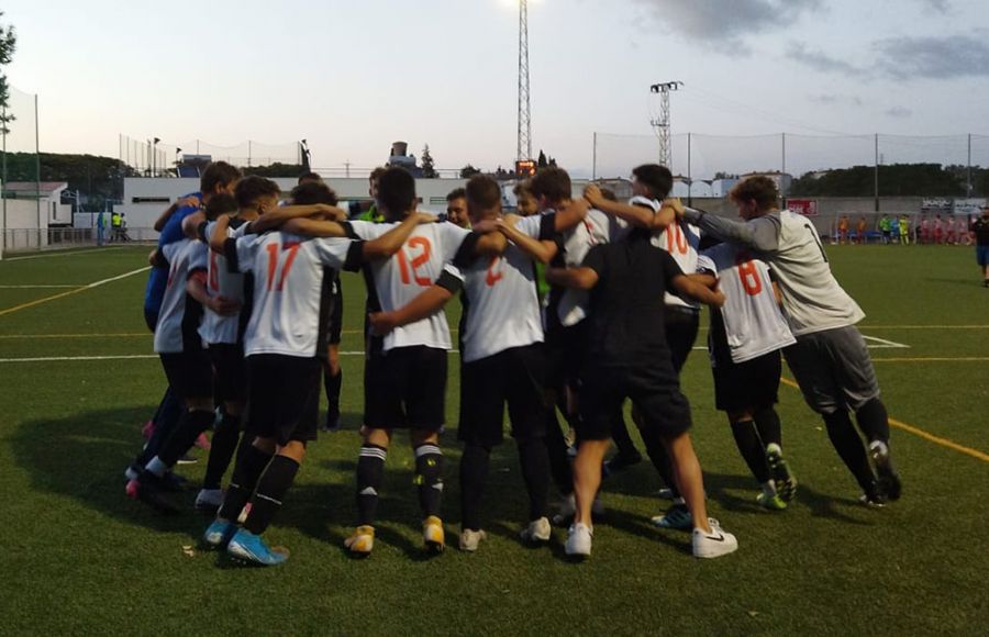Los jugadores del San Fernando Atlético celebran el ascenso a Segunda Andaluza en Jédula. 