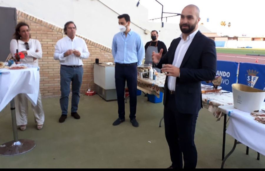 Louis Kinziger se dirige a los asistentes al acto celebrado en el estadio Bahía Sur.