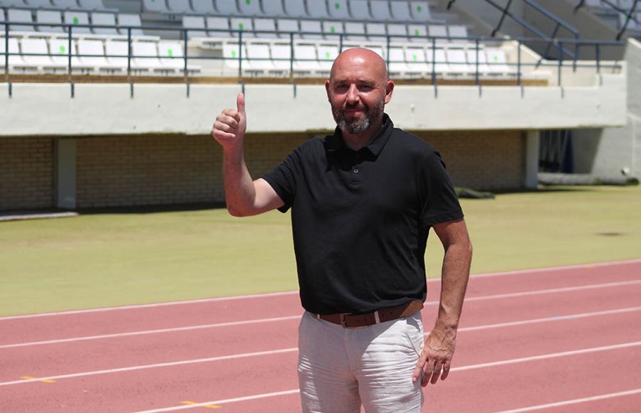 Nacho Castro, tras el acto de presentación, posó en el estadio.