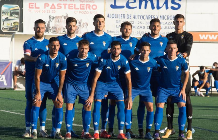 La formaci´ón del San Fernando CD en Lebrija: Arriba: Francis Ferrón, Marc Carbó, Javi Fernández, Sergio Ayala, Franco Ramos y Matías Ramos. Agachados están Dopi, Sergio Cortés, Manu Moreno, Bicho y Juanmi Callejón. 