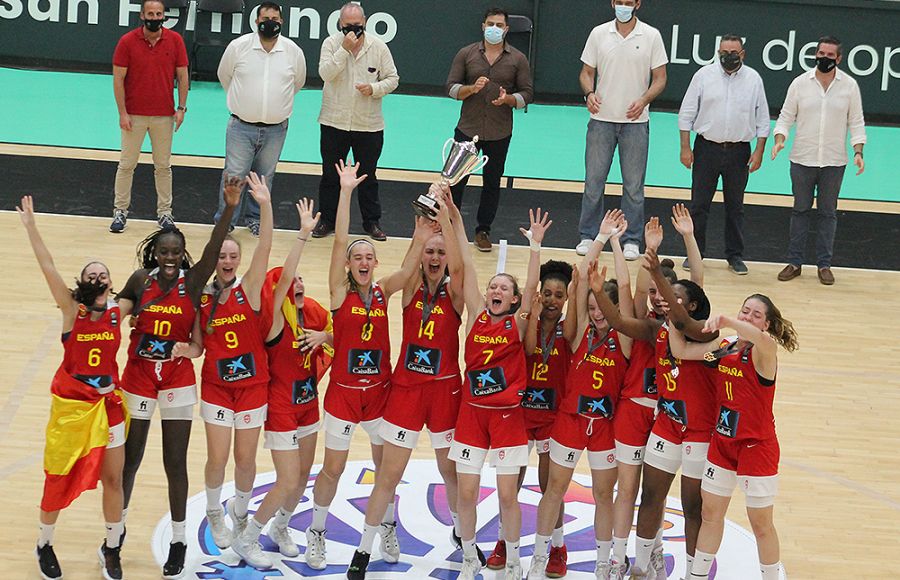 La selección española celebra su gran éxito en San Fernando.