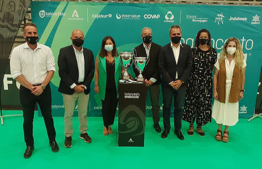 La alcaldesa de San Fernando, Patricia Cavada, junto a los presidentes de Unicaja, Real Betis y FAB, Isabel Sánchez, Ana Mestre y Francis Posada. 