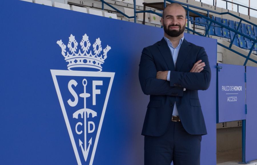 El presidente del San Fernando CD SAD Louis Kinziger posa delante del palco del estadio Bahía Sur. 