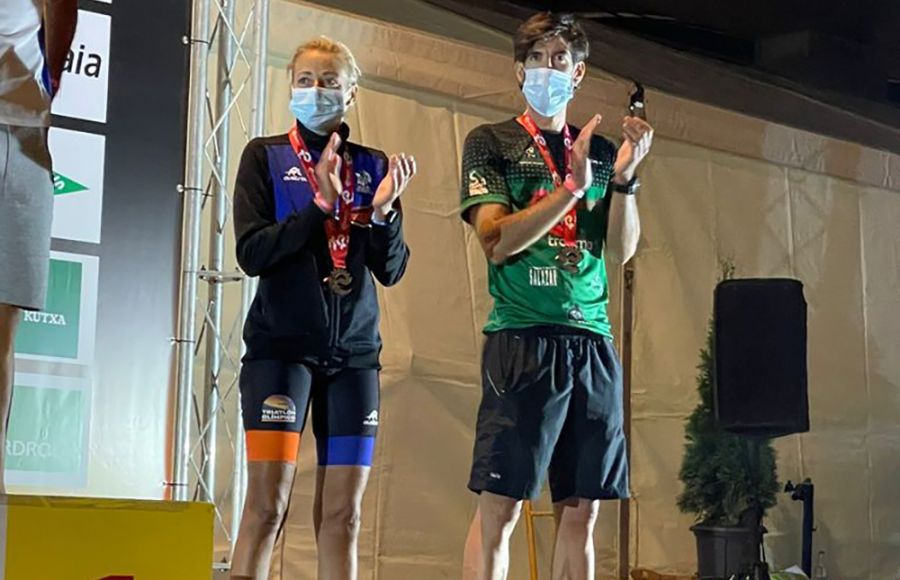 María Jesús Sierra, a la izquierda, en el podio del Campeonato de España.