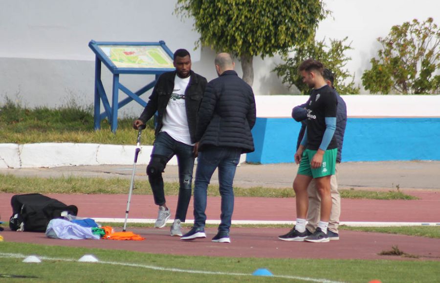 El presidente Louis Kinziger se interesa por la lesión de Djak Traoré en el entrenamiento de este jueves en la Junta de Deportes. 