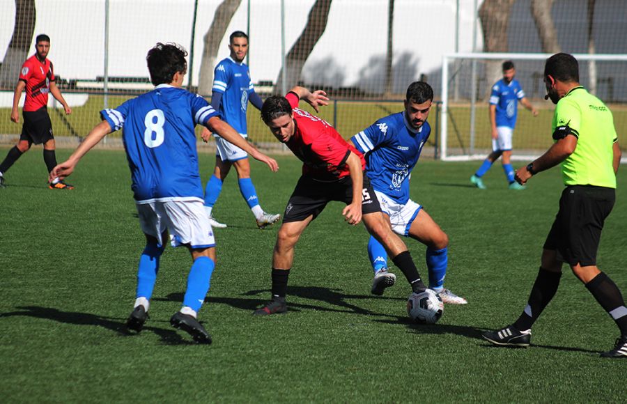 Jesús Gutiérrez forcejea con Javi Estudillo en el San Fernando CD 'B'-Chiclana Industrial jugado el domingo en el campo de Sacramento. 