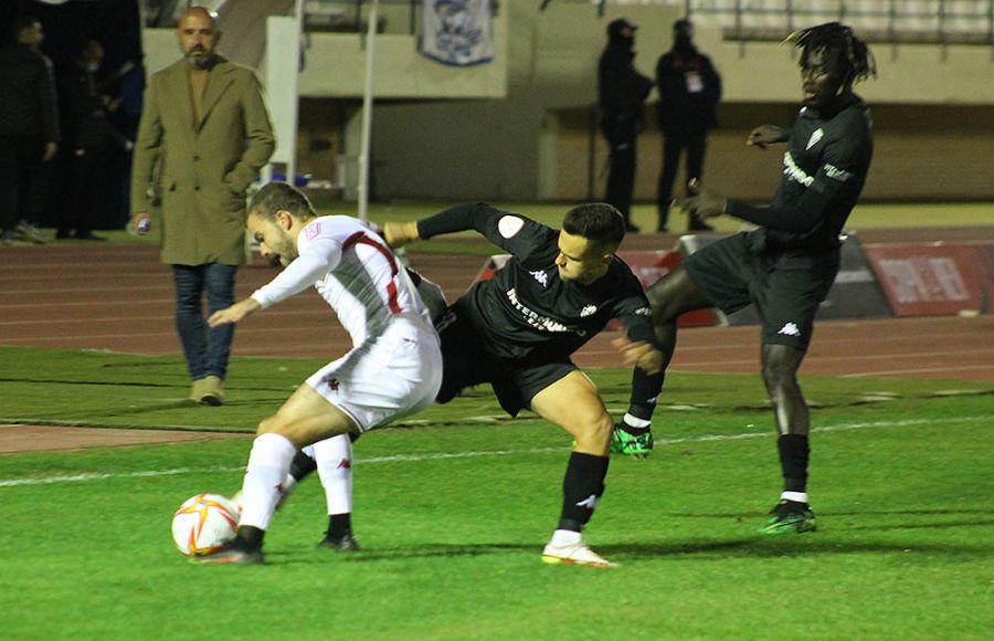Gerard Vergé forcejea con Pedro Empis en presencia de Alpha Dionkou y el técnico del San Fernando CD, Nacho Castro.