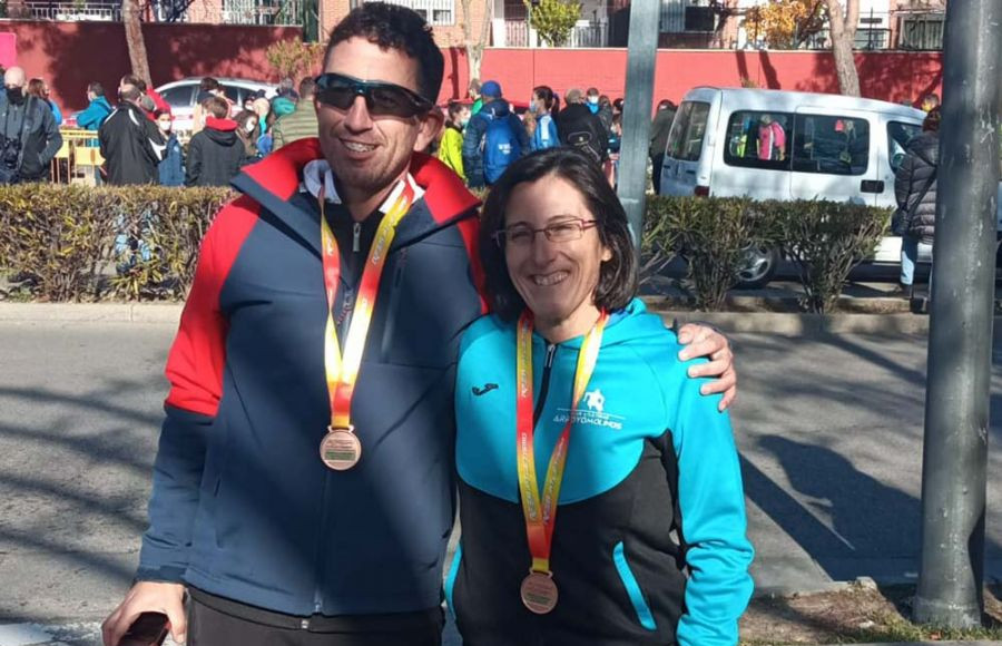 Raúl López y Gema Alcaide lucen sus medallas de bronce. 