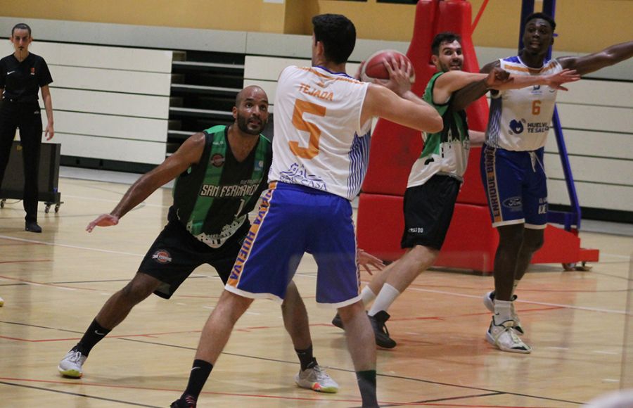 Manuel Ezomo defiende a Andrés Tejada en la primera vuelta. 