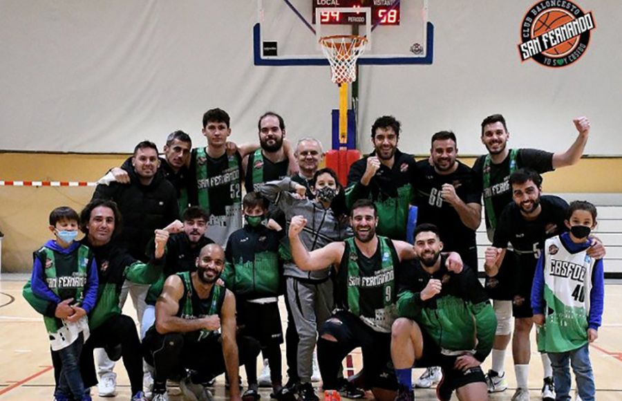 El CB San Fernando celebra el abultado triunfo ante el colista Xerez CD.