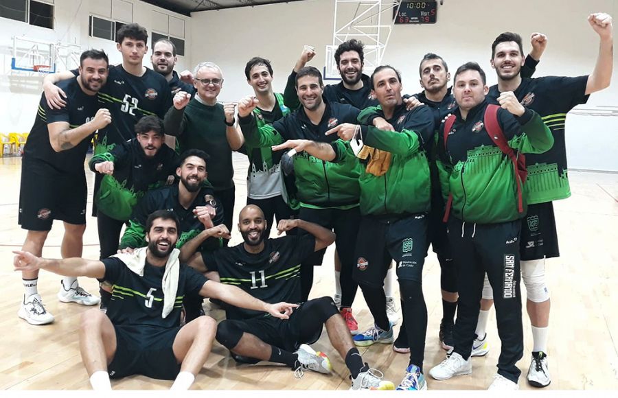 Los jugadores y técnicos del CB San Fernando celebran el triunfo en Coria del Río.