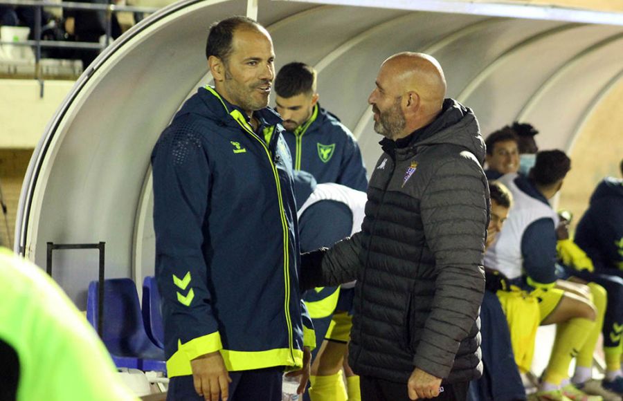 Salva Ballesta charla con Nacho Castro antes del inicio de partido San Fernando CD-UCAM de la primera vuelta en el estadio Bahía Sur.