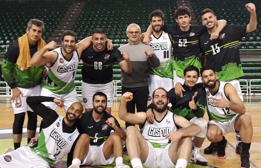 El CB San Fernando celebra el triunfo conseguido en Cáceres. 