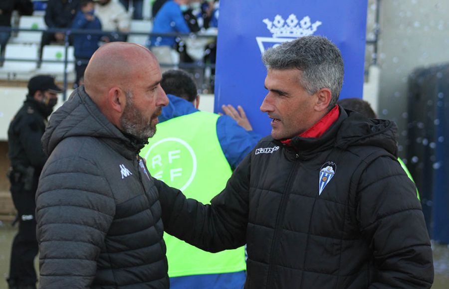 Nacho Castro charla con Vicente Parras, técnico del Alcoyano, minutos antes del inicio del partido de este sábado en el estadio Bahía Sur. 