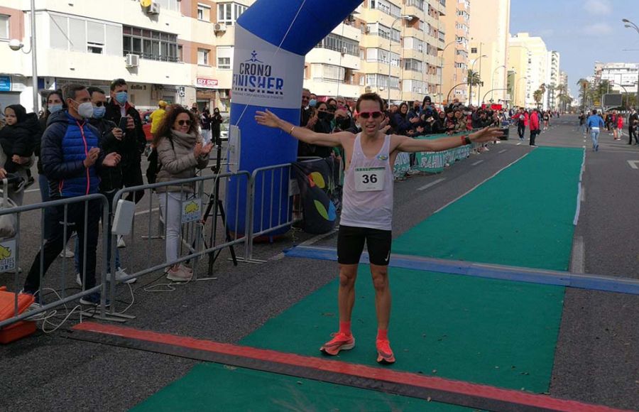 El atleta de San Fernando, Luis Figueroa García-Cubillana muestra su júbilo al llegar a la meta en Cádiz. 
