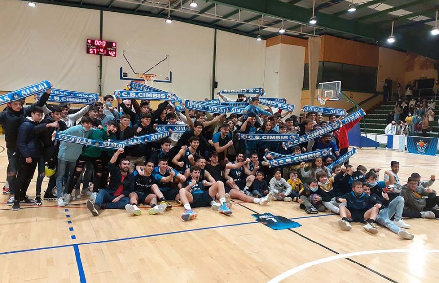 El Cimbis posó tras el partido con los 'Ultras Simbi' .