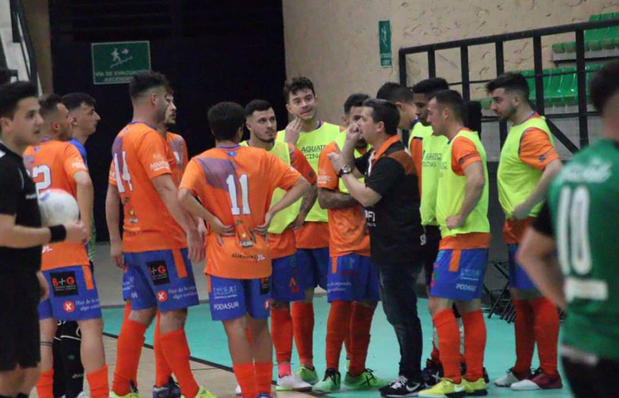 Nael López, técnico del Isleño FS, da instrucciones a sus jugadores. 