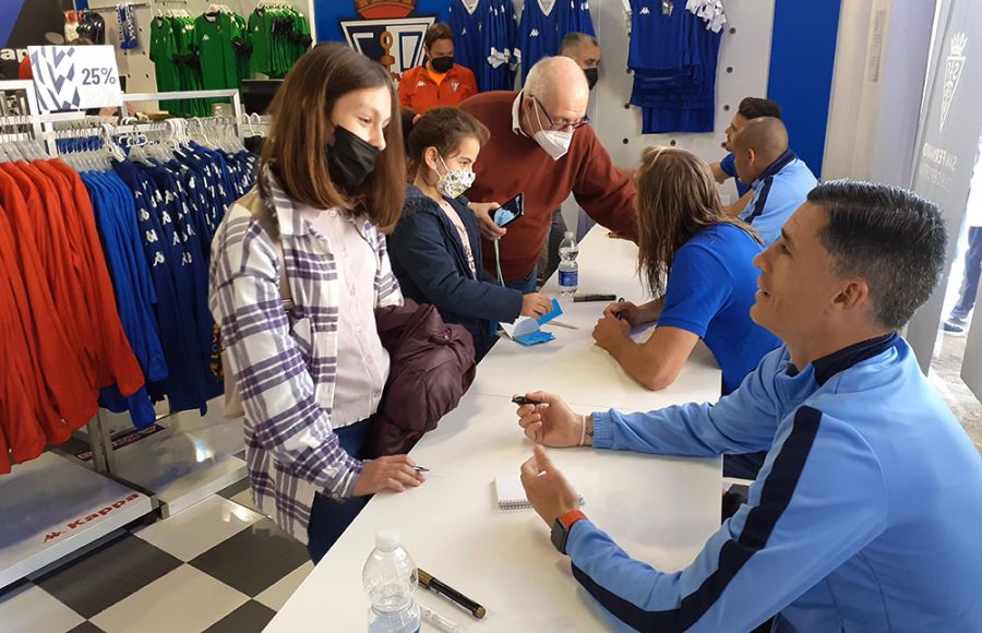 Los jugadores azulinos Juanmi Callejón, Pedro Benito, Biabiany y Luis Ruiz atendieron a los aficionados en la tienda oficial del San Fernando CD. 