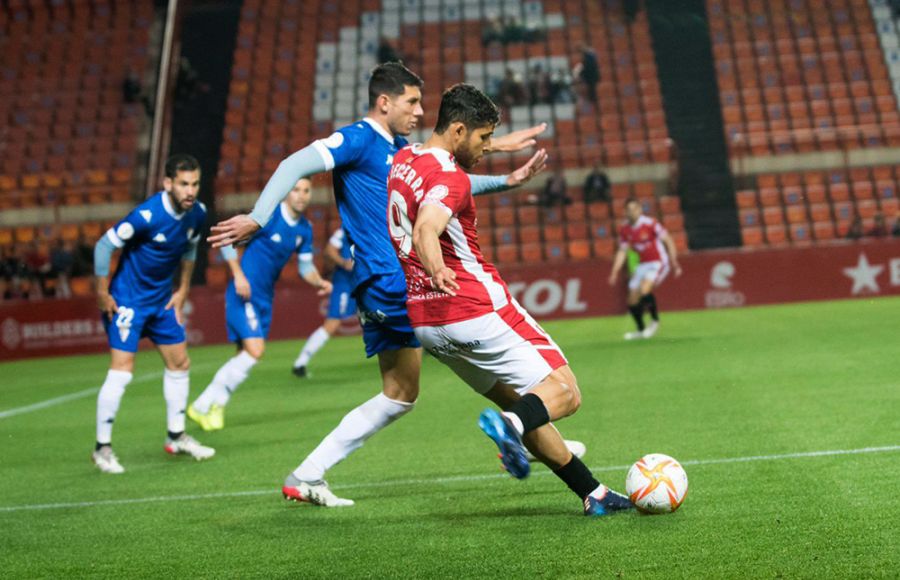 Rafa Páez intenta evitar el remate de Juan Becerra. 