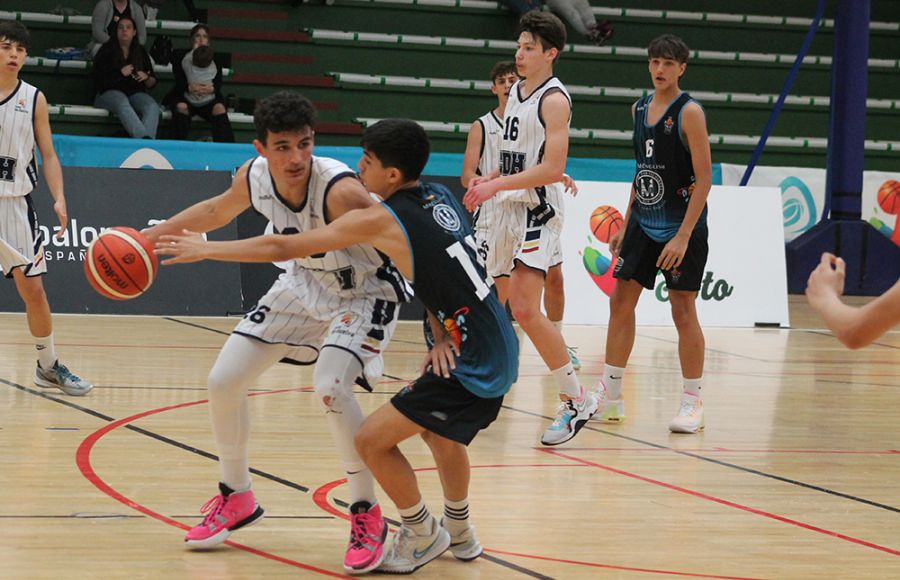 Javi Ortega, del Cimbis, presiona al onubense Palacios, que logró 26 puntos y fue pieza clave en el triunfo del Ciudad de Huelva. 