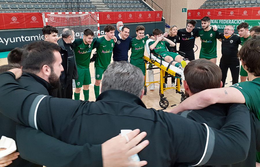 Andalucía sub19 celebra con el lesionado Javier Romero y el presidente de la FAF Pablo Lozano el pase a la final. 