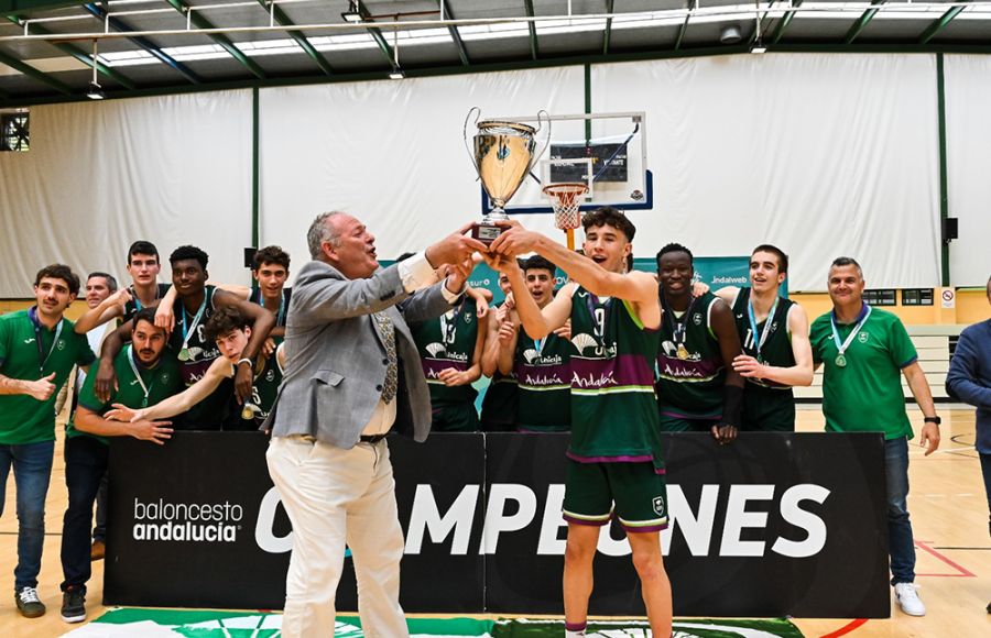 El concejal de Deportes del Ayuntamiento de San Fernando, Antonio Rojas, entregó la copa de campeón de Andalucía al capitán del Unicaja de Málaga, Hugo Vázquez. 