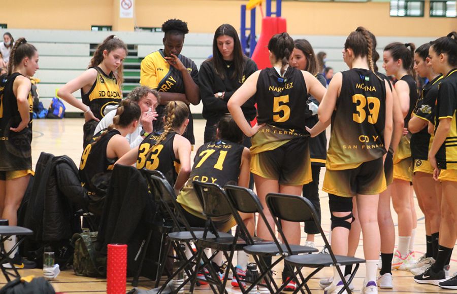 El entrenador de la SD Candray, Jesús Bey, da instrucciones a sus jugadoras durante un tiempo muerto en el Campeonato de Andalucía celebrado en San Fernando. 