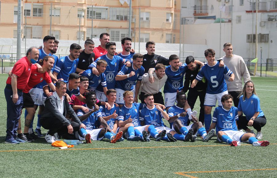 El San Fernando CD 'B', incluido el argentino Guido Licheri, que se recupera de su grave lesión de rodilla, posó para la posteridad al final del partido. 