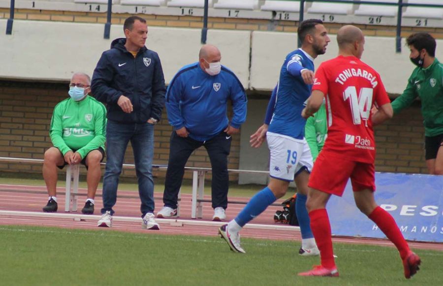 Alberto González con el Linares la pasada temporada en Bahía Sur. 