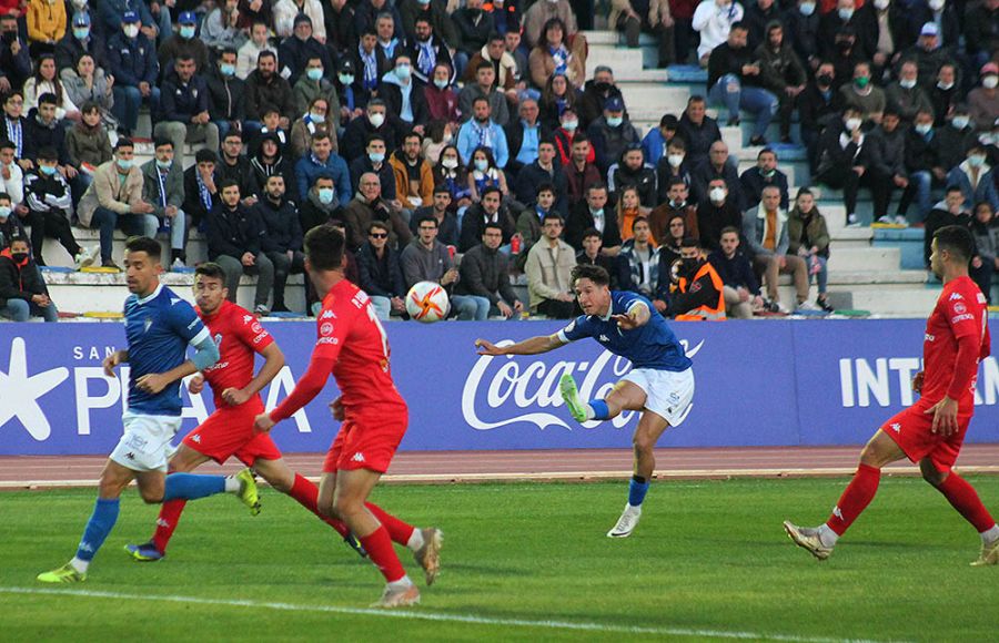 Rodrigo Sanz ante el Alcoyano. Fue su último partido hasta la fecha.