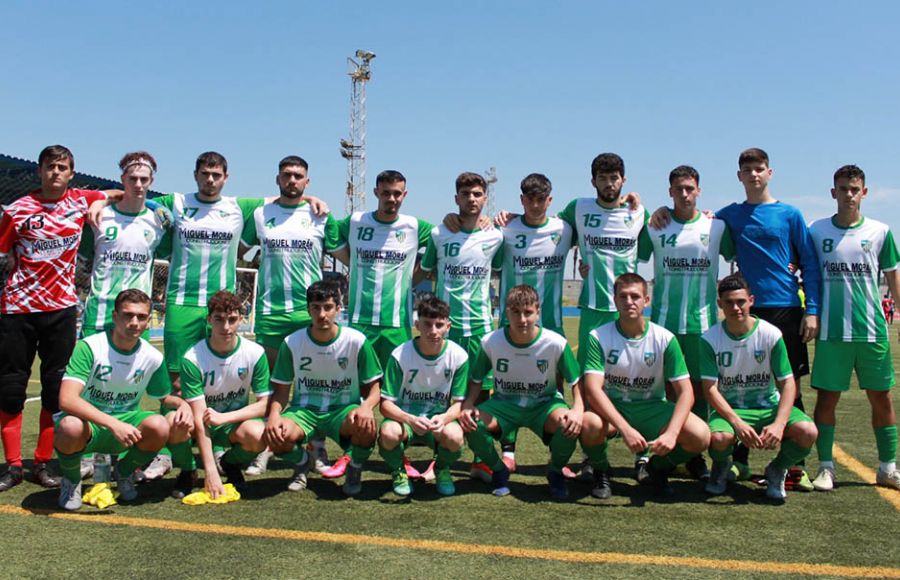 El juvenil A del CD Pastora 1966 posó al completo antes del partido disputado en La Línea. 