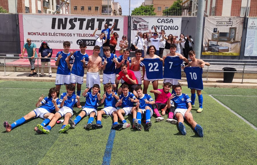 El infantil A del San Fernando CD posó con sus familiares tras la gesta en Córdoba. 