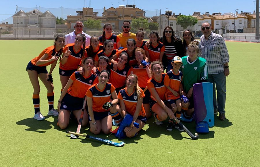 Las jugadoras del CH San Fernando, el equipo técnico liderado por su entrenadora Yurena Panadero y el presidente Jesús Hidalgo, exultantes por el Campeonato. 