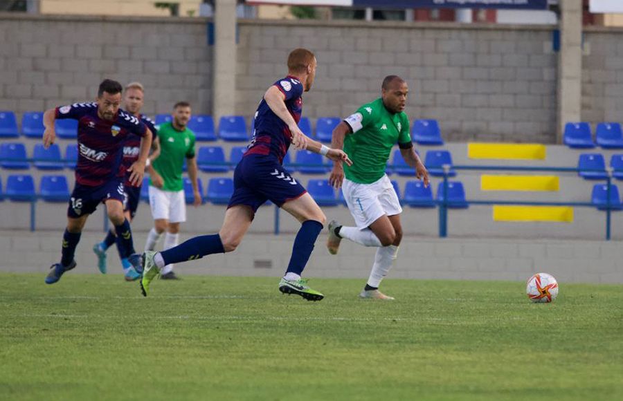 Biabiany, que marcó el gol azulino, se marcha de Julen Monreal. 