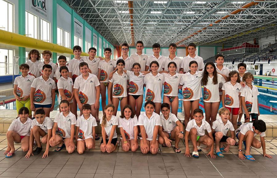 El grupo completo de nadadores del club isleño que participó en el Circuito. 