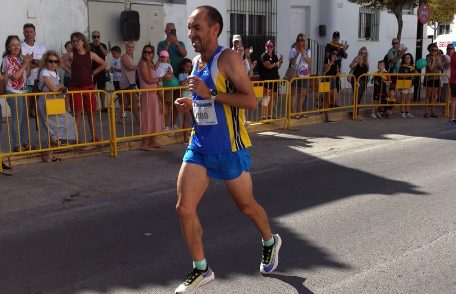 José Manuel Abascal llegando a la meta en el primer puesto. 