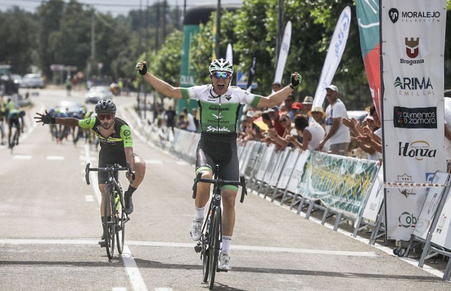 Fernando Rodríguez muestra su alegría al pisar la línea de meta como vencedor de la tercera etapa de la Vuelta a Zamora. 