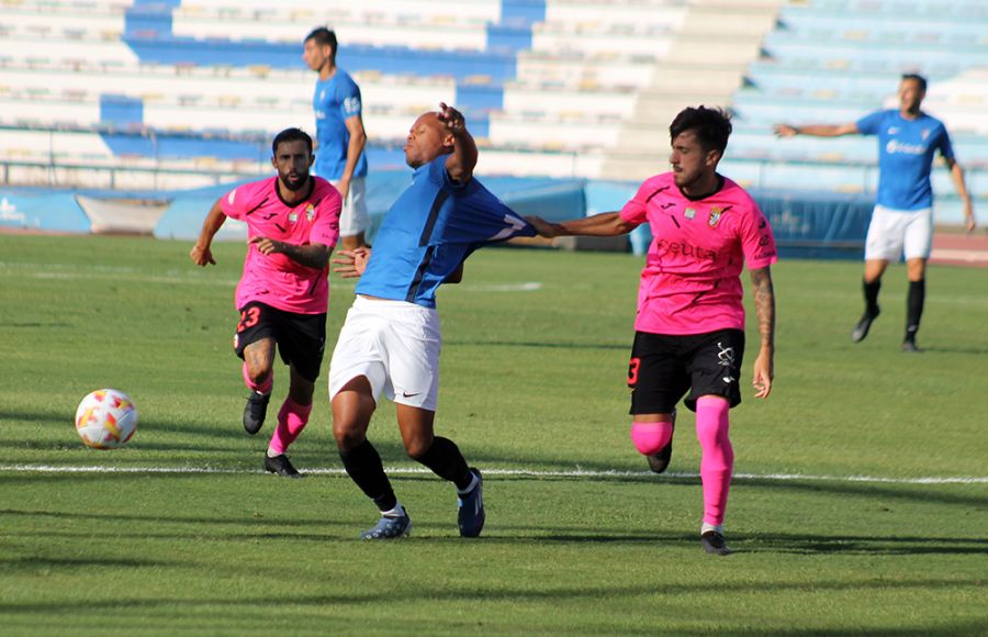 Biabiany, que estuvo soberbio en la jugada del 1-0, es agarrado de la camiseta por el lateral izquierdo de la AD Ceuta Josema Gallego.